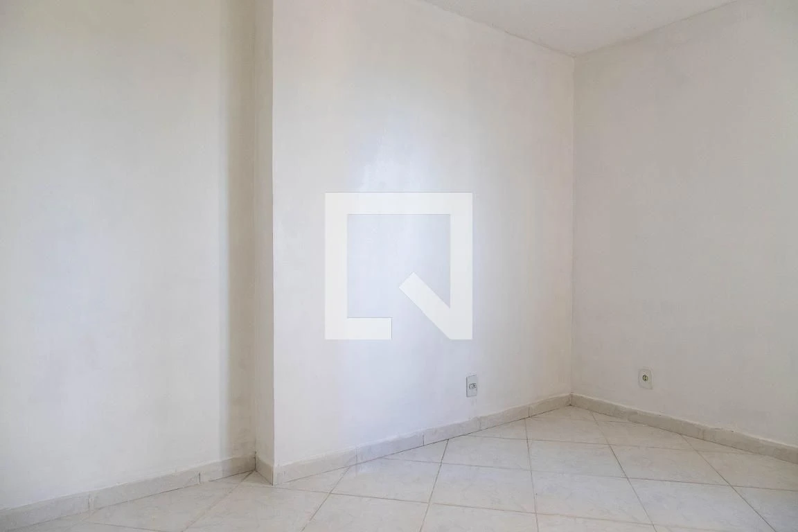 Unfurnished 1-bedroom apartment with a glass shower — photo 19