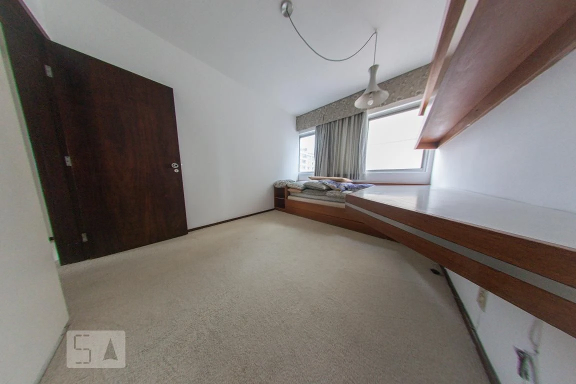4-bedroom apartment with a walk-in closet — photo 3