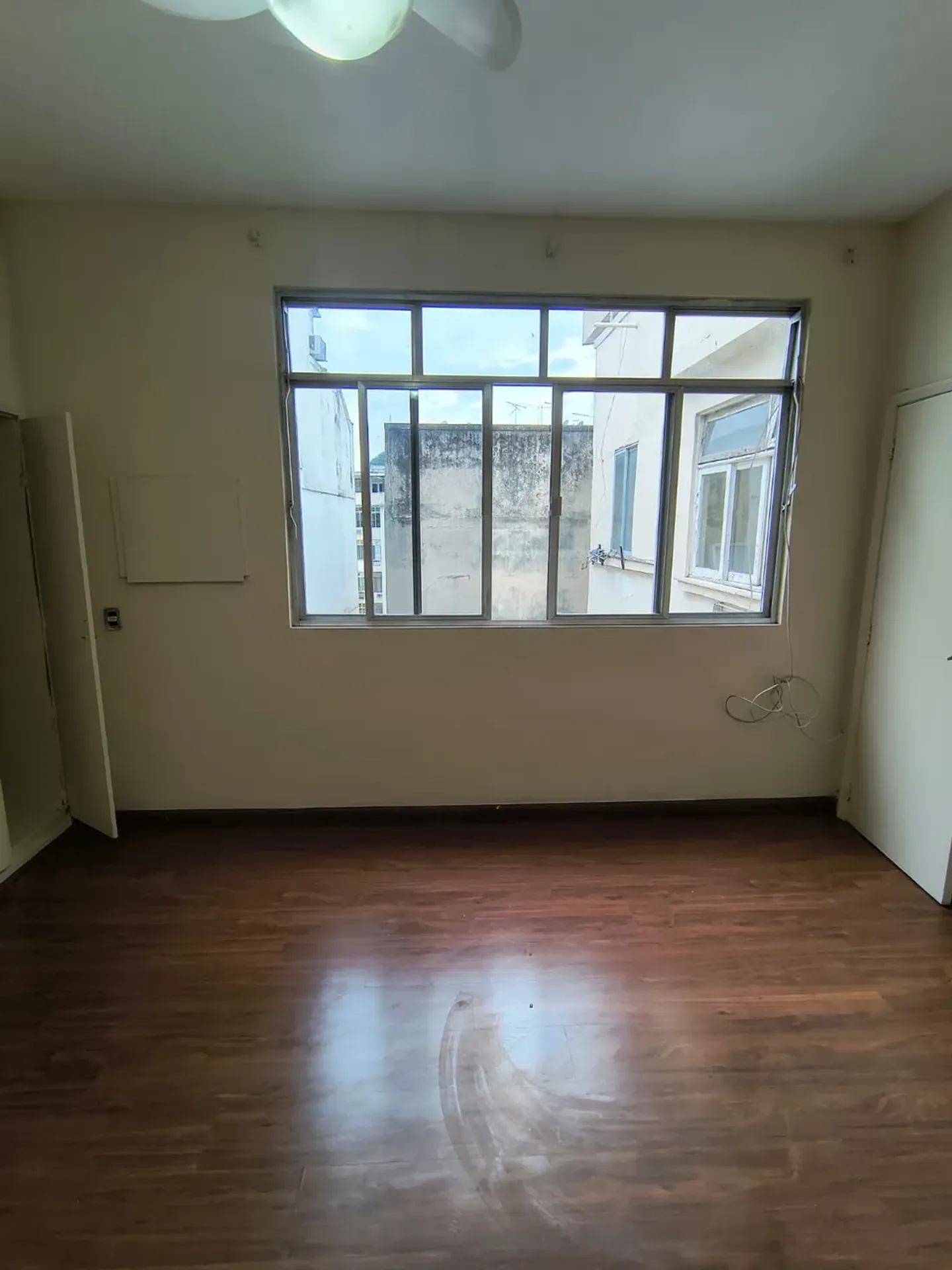 Apartment on the 11th floor with wood or laminate floors
