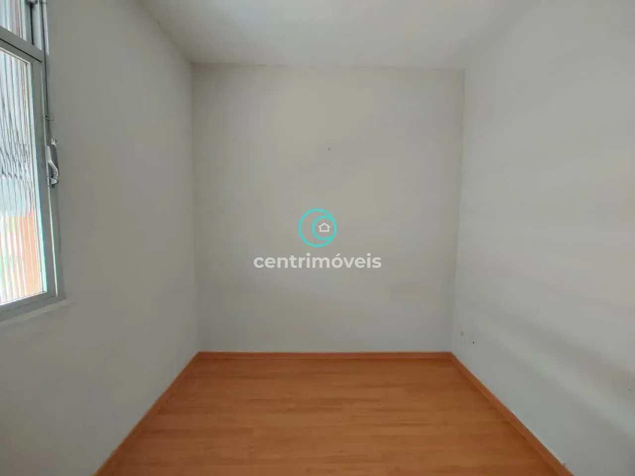 Wood or laminate floors in a 2-bedroom apartment, 50 m² — photo 3