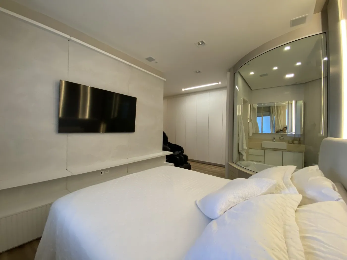 318 m² apartment with a bathtub and a water view — photo 7