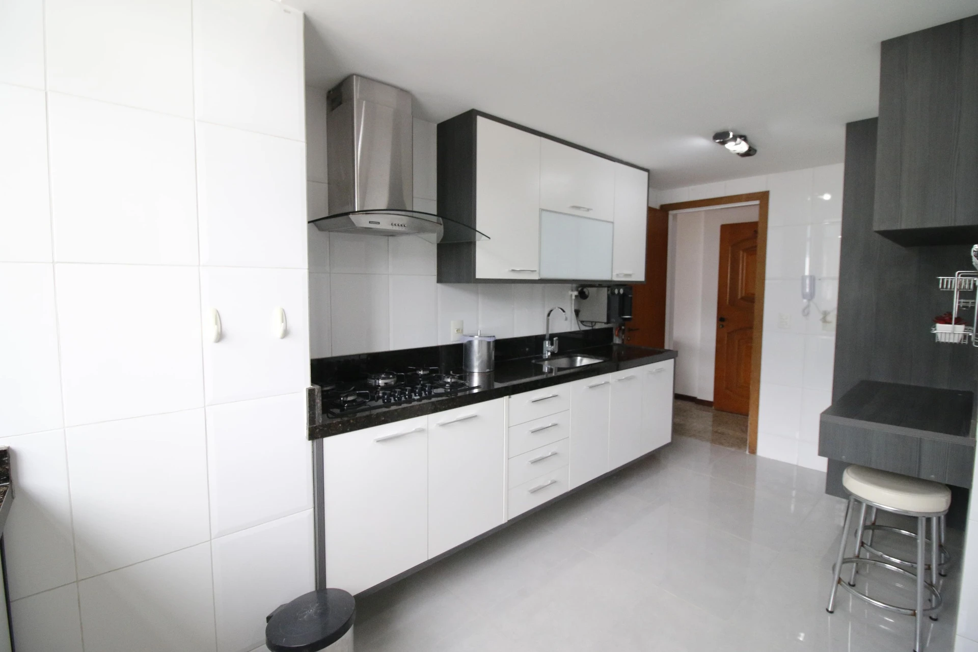 Balcony with a grill in a 4-bedroom apartment, 172 m² — photo 25