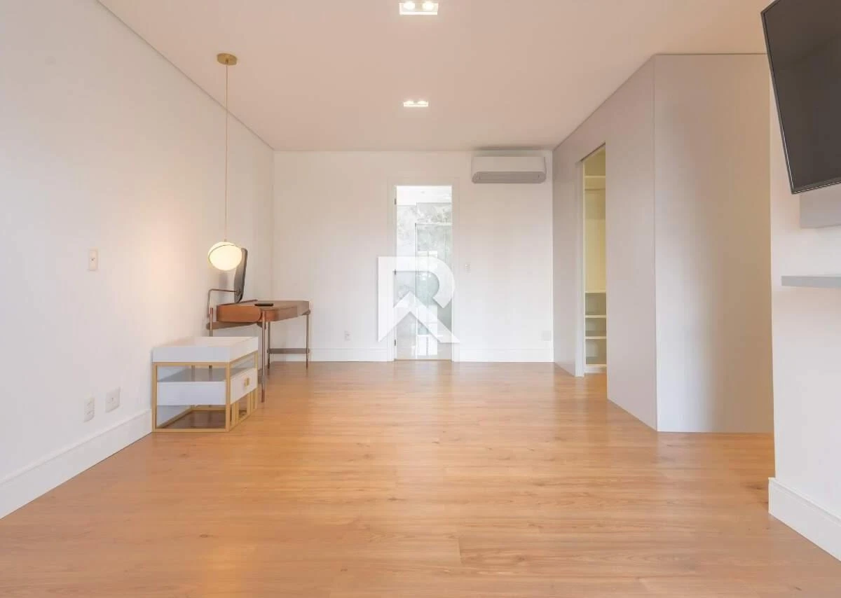255 m² apartment with a bathtub and a walk-in closet — photo 16