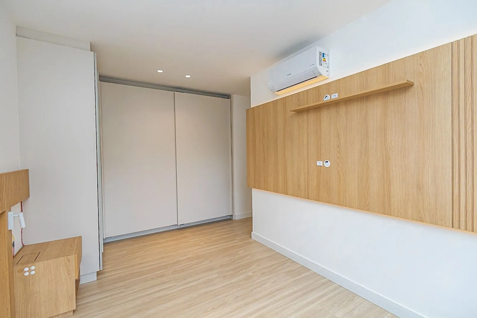Furnished apartment, 78 m², with a glass-enclosed balcony — photo 33