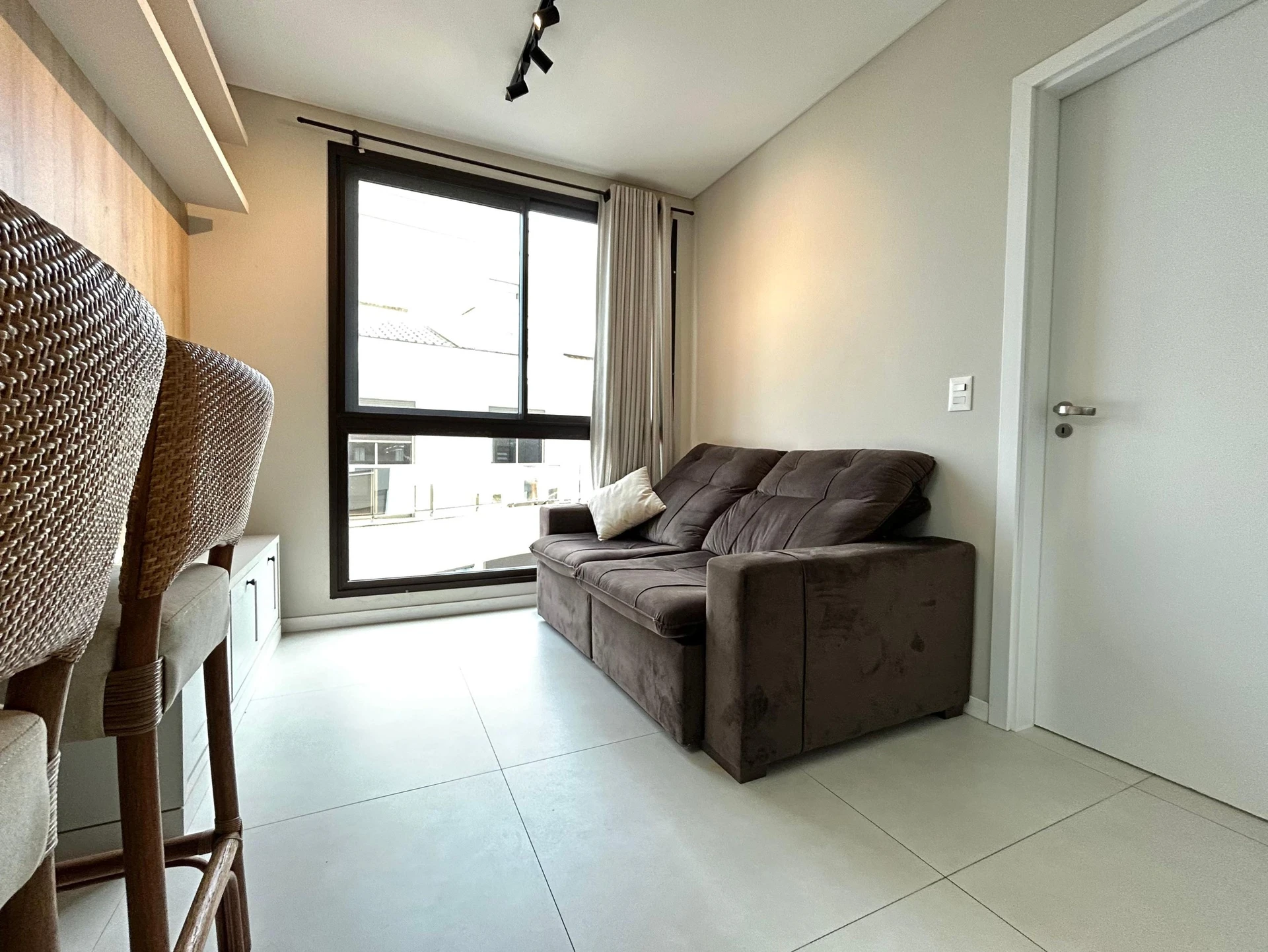 One-bedroom apartment in a building with a pool — photo 10