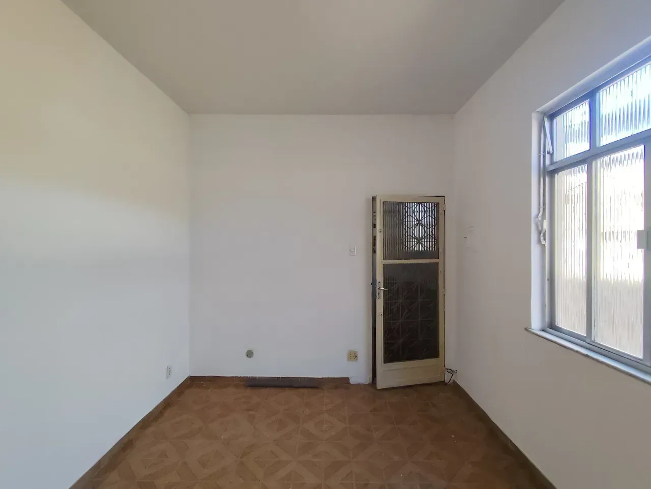 2-bedroom apartment with a glass-enclosed shower — photo 11