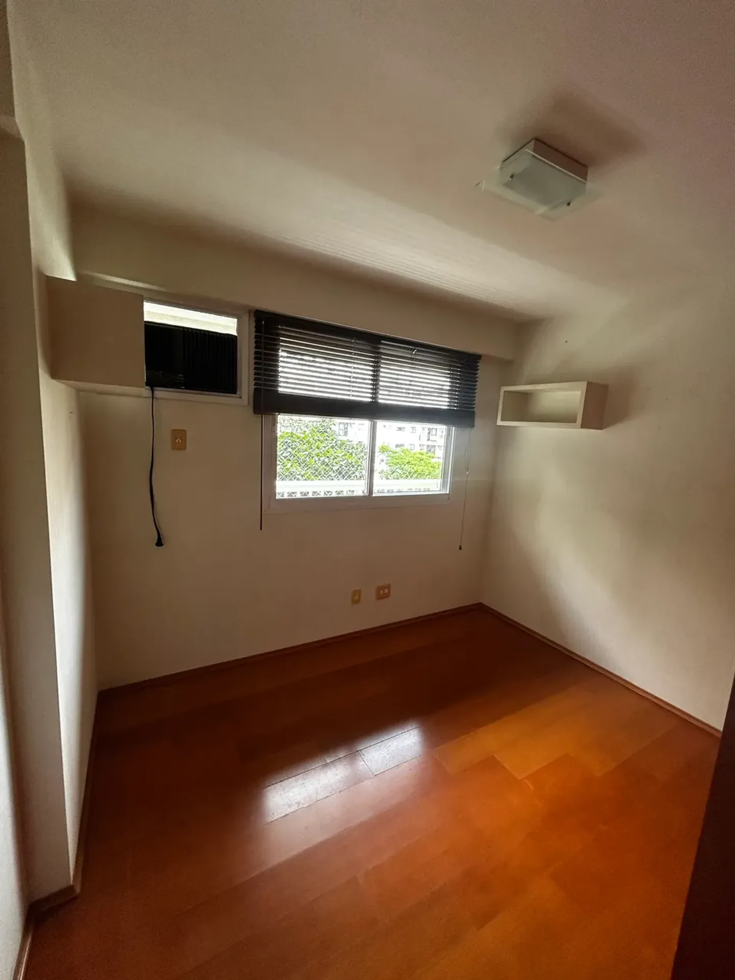 Glass-enclosed balcony in a 3-bedroom apartment, 100 m² — photo 5