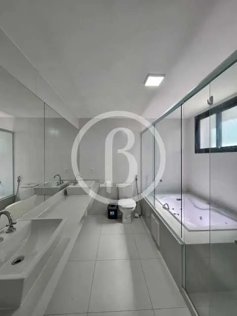 House with 4 bedrooms, 5 bathrooms and open-plan kitchen — photo 14