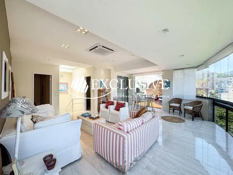 3-bedroom apartment in a building with a pool — photo 15