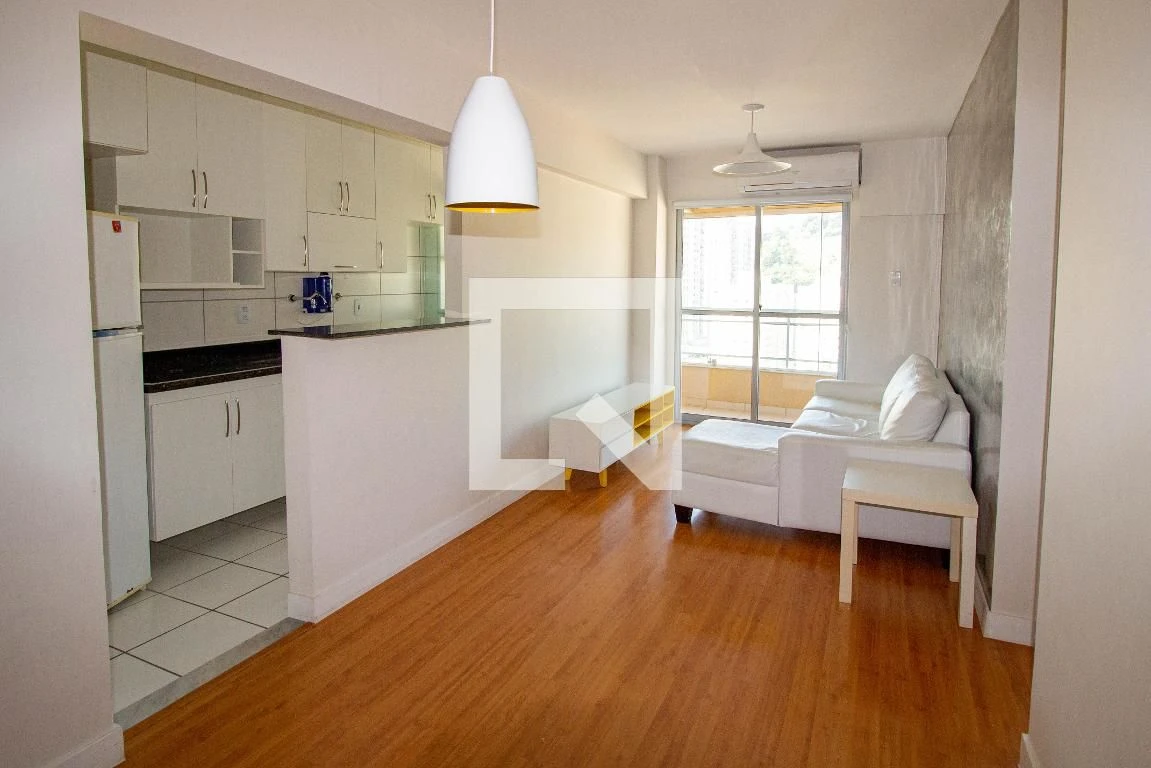 Apartamento mobiliado com cozinha integrada e fogão a gás