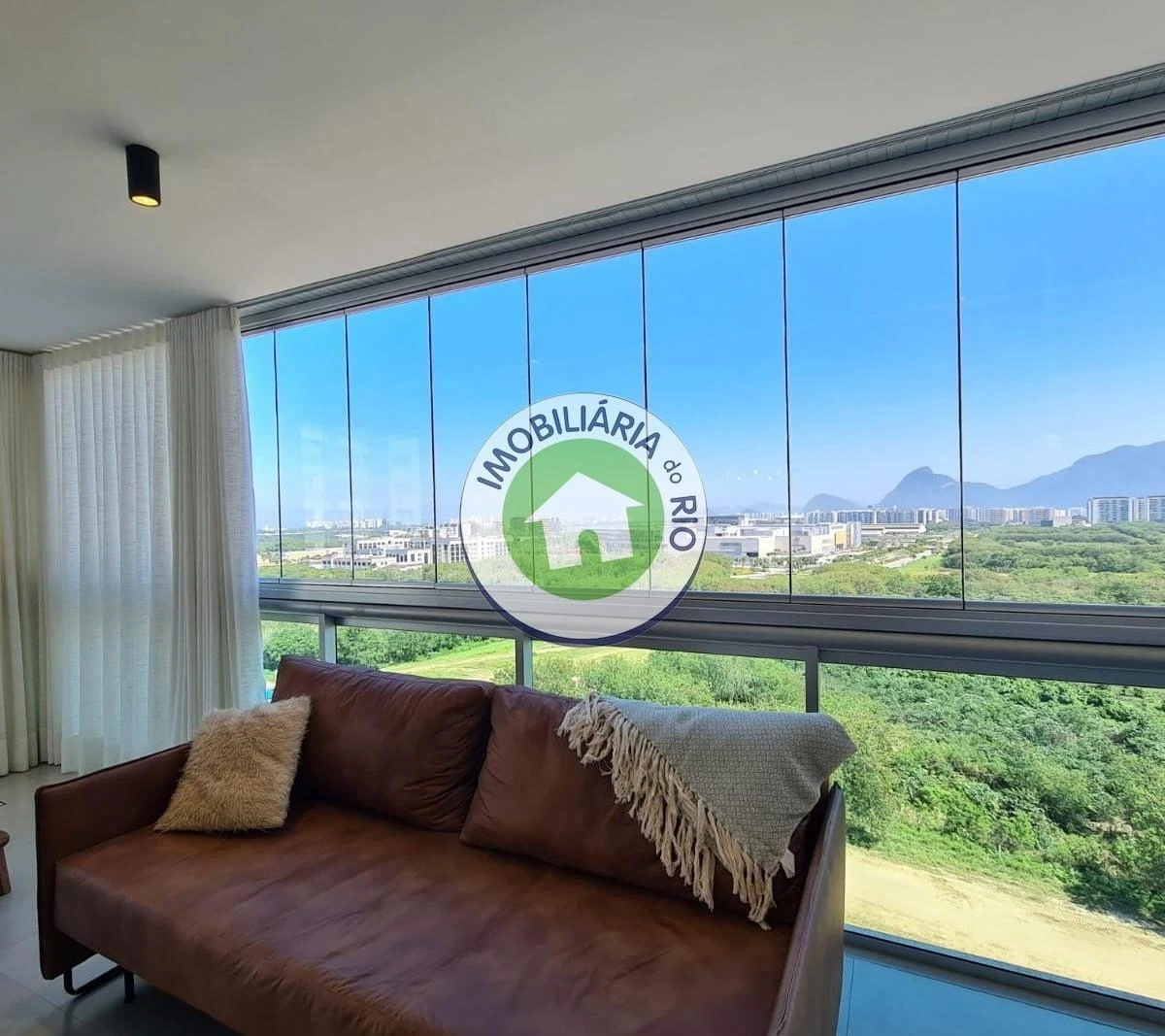 Cobertura triplex reformada com 2 suítes e 5 banheiros
