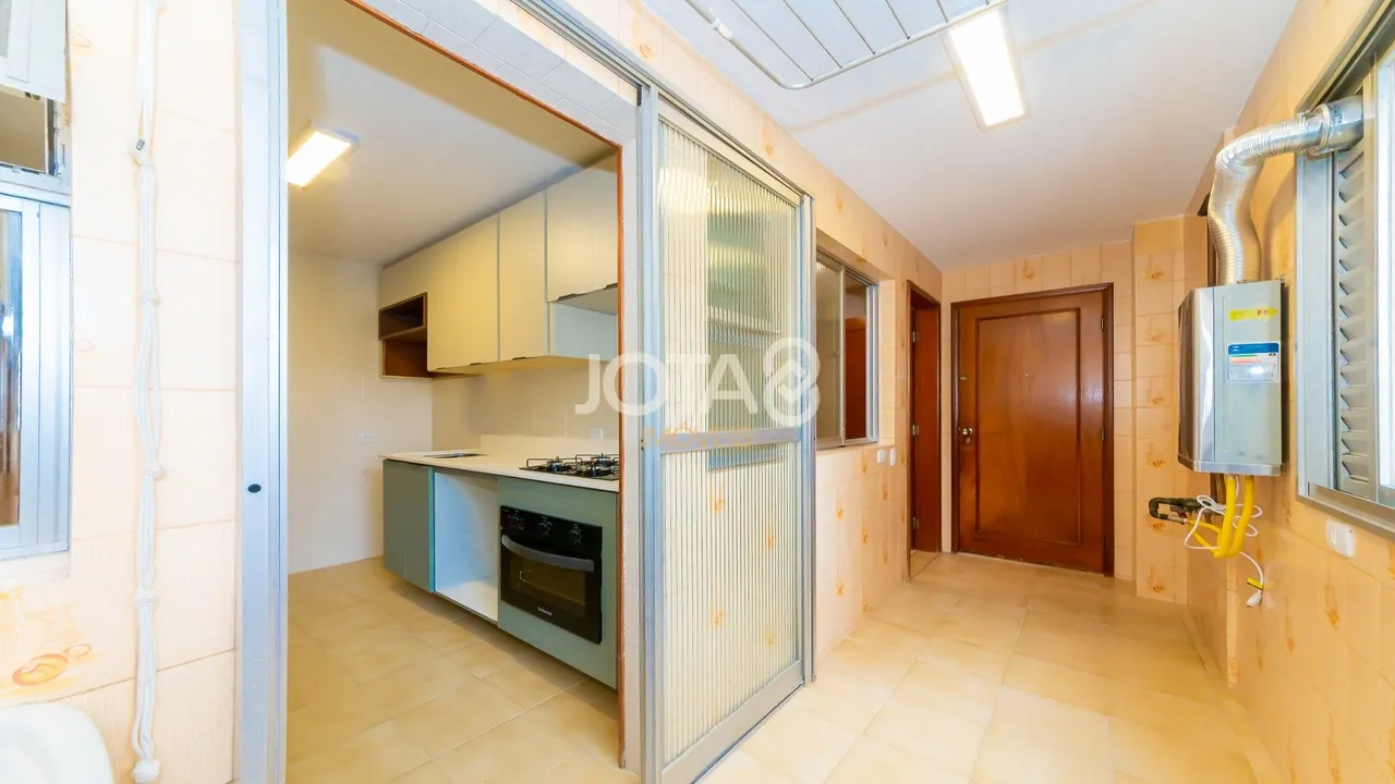 3-bedroom apartment with wood or laminate floors in Curitiba — photo 16