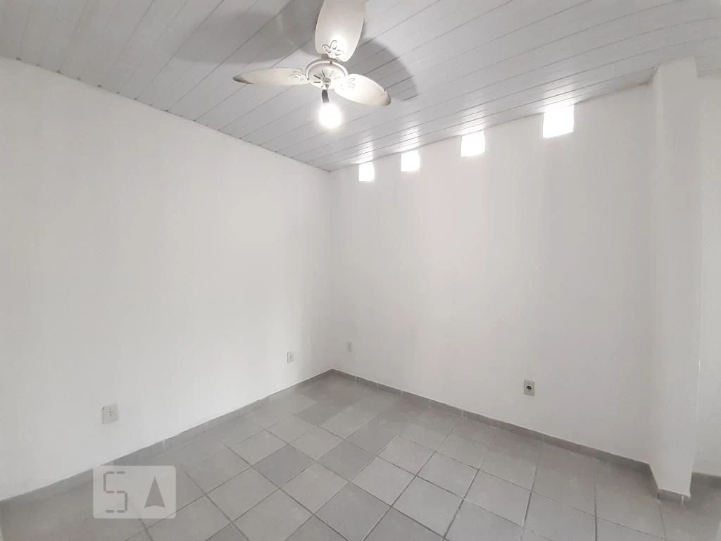 Apartamento sem mobília com cozinha fechada e armários — photo 3