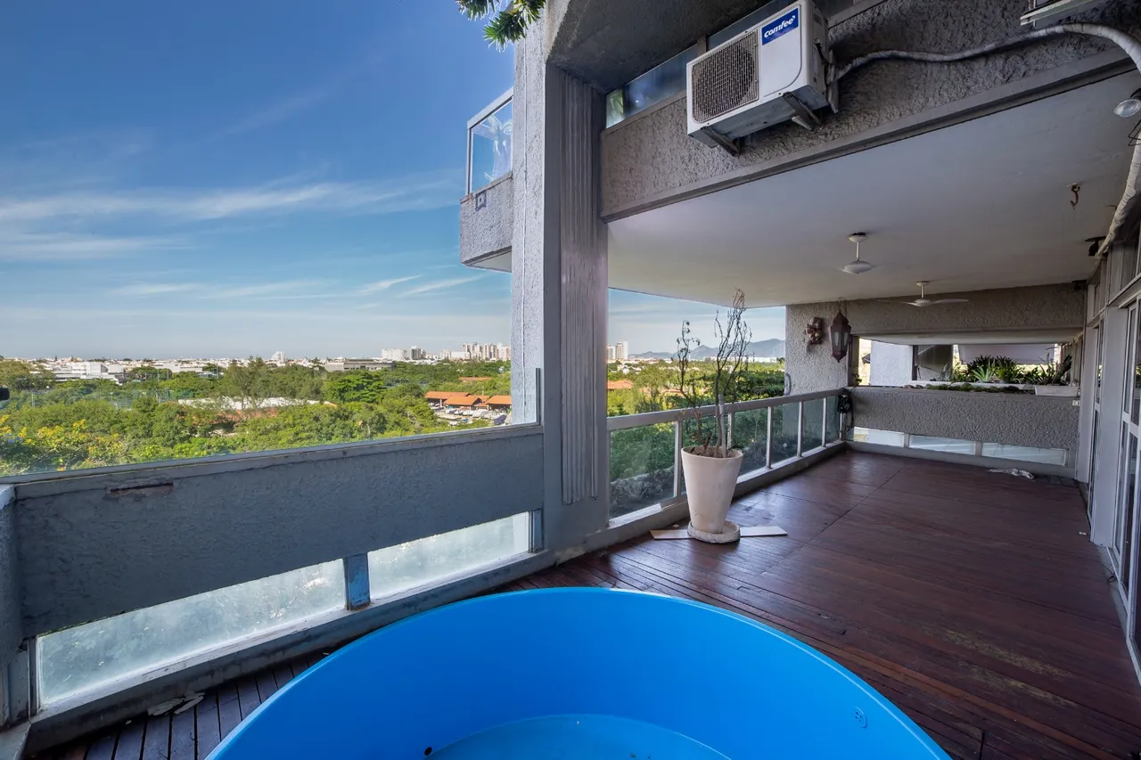 Unfurnished apartment with open-plan kitchen and 4 bedrooms — photo 13