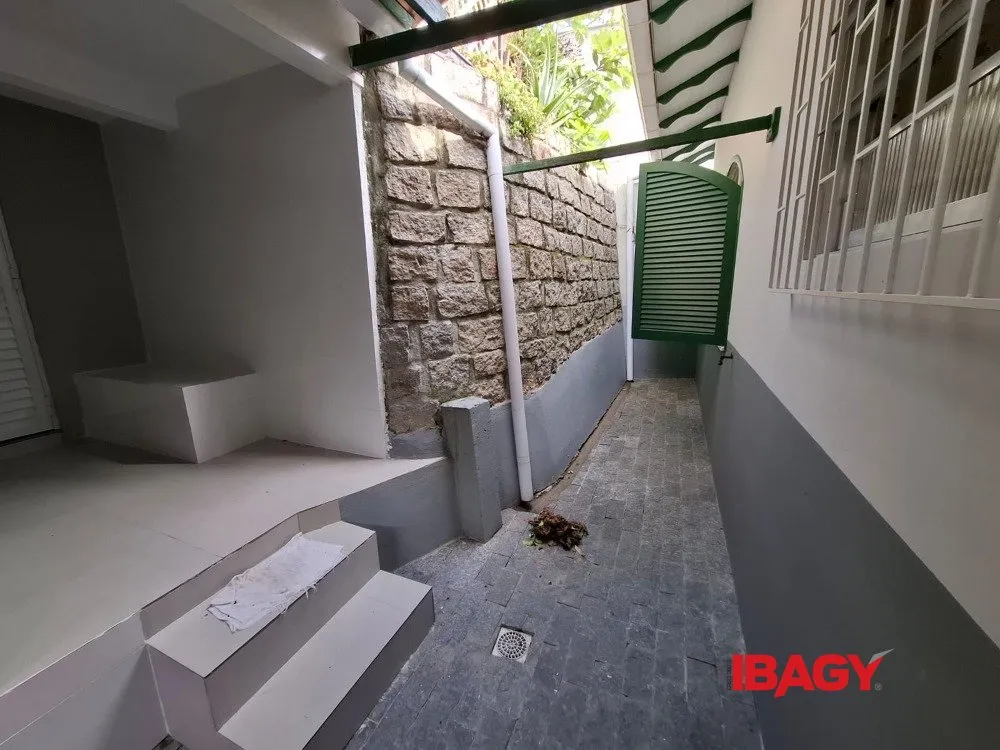3-bedroom house with 1 bathroom and a gas kitchen — photo 23