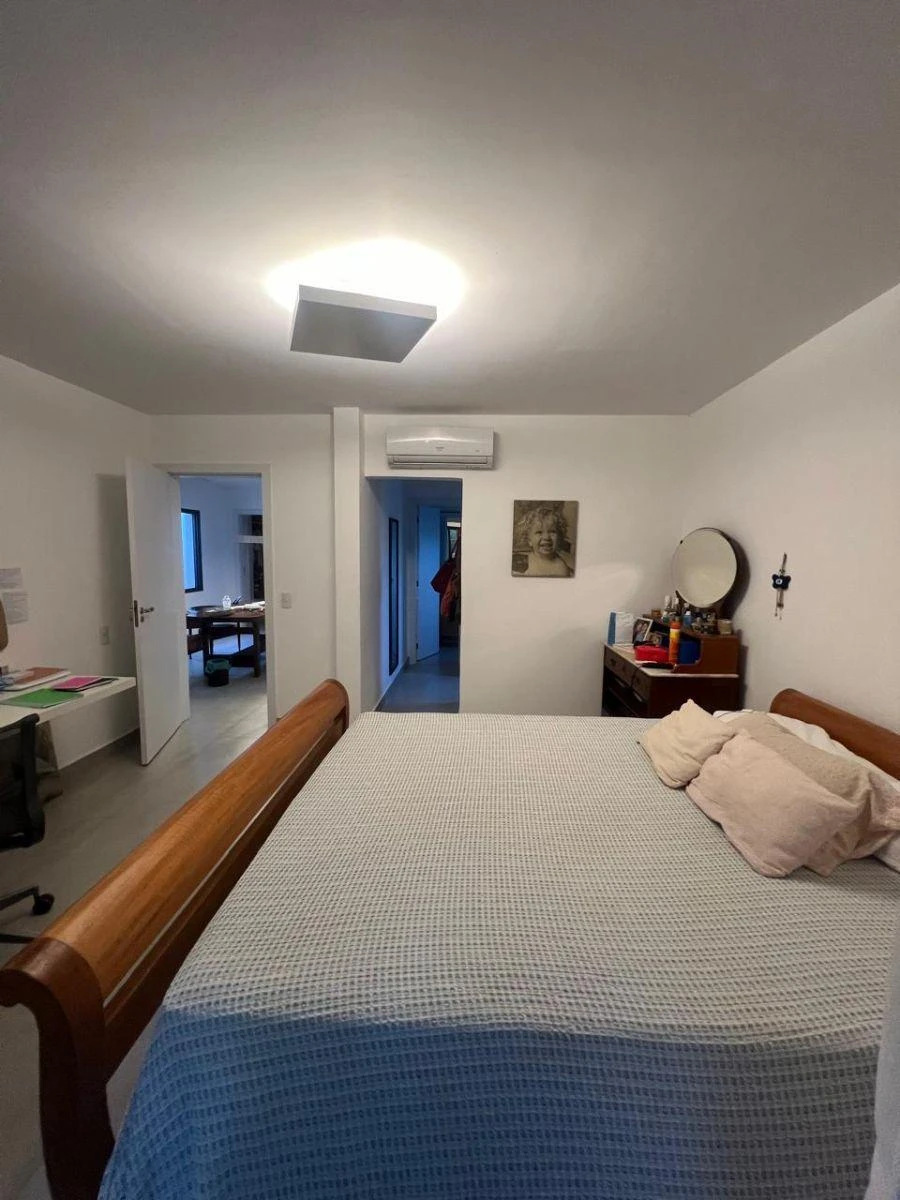 House with 4 en-suite bedrooms and 430 m² with 3 spots — photo 19