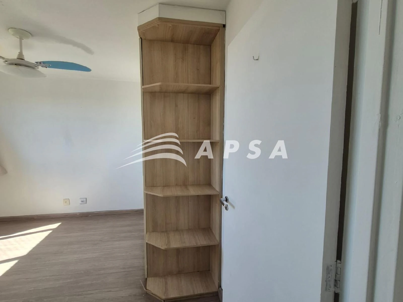 Apartamento de 2 quartos com piso de madeira ou laminado — photo 18