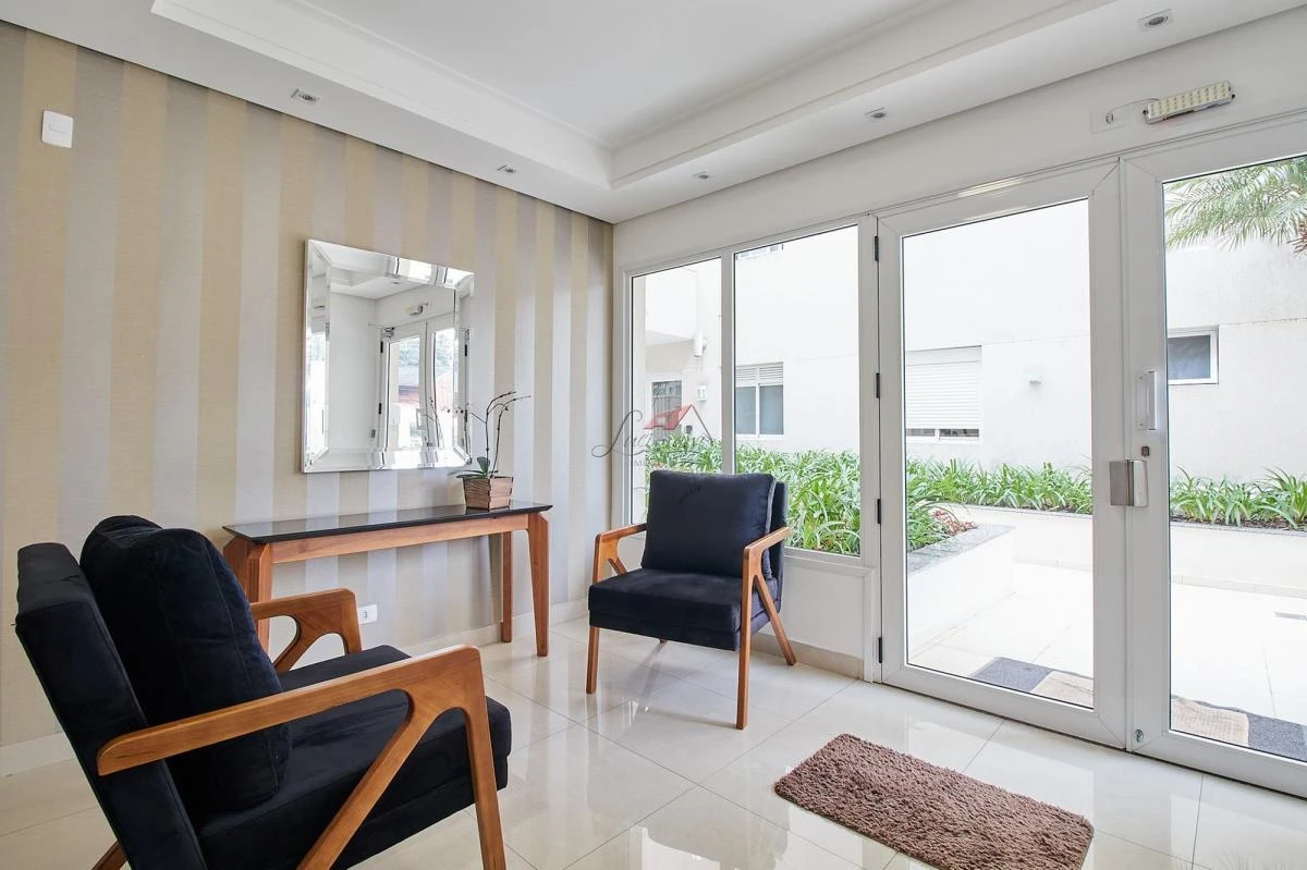 Balcony with a grill in a 2-bedroom apartment, 129 m² — photo 26