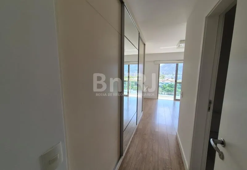 Apartment with 4 bedrooms and a glass balcony — photo 12