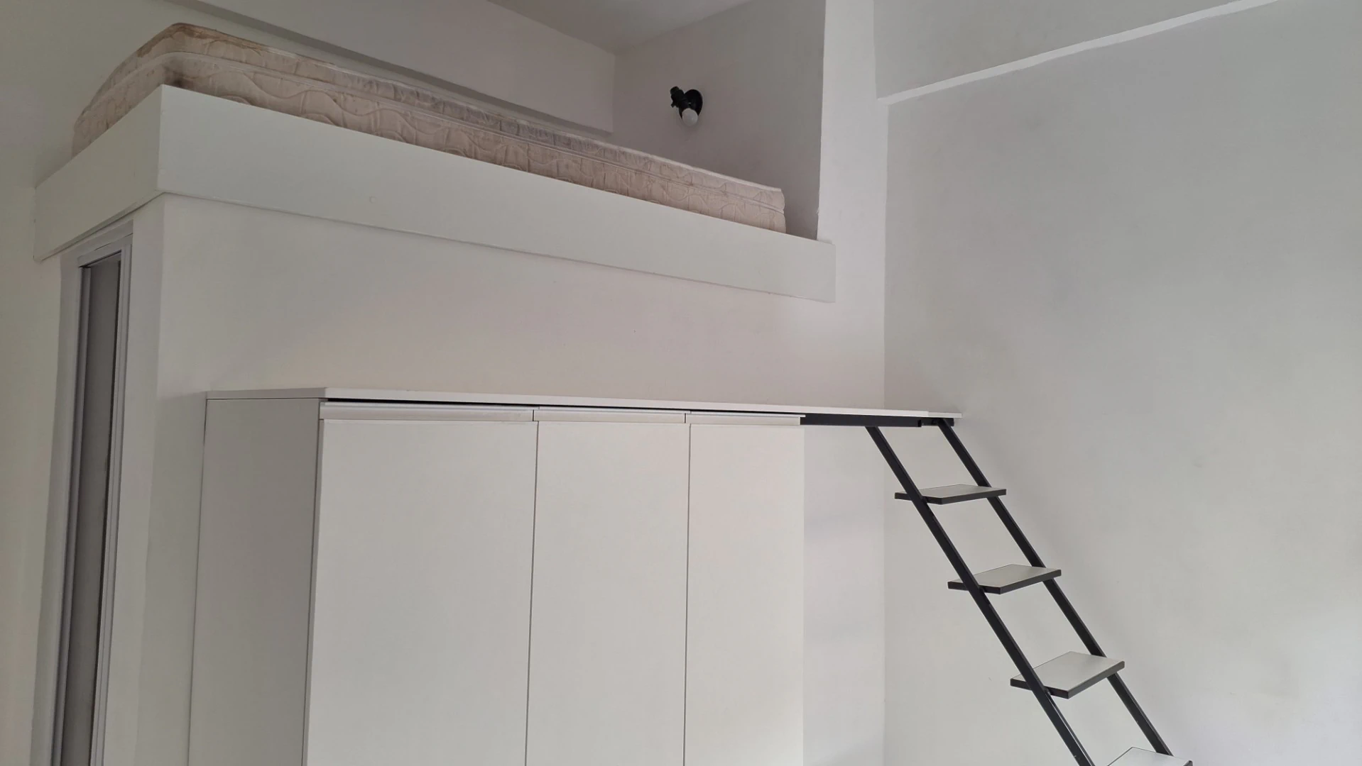 Unfurnished studio 200 m² with electric showerhead — photo 5