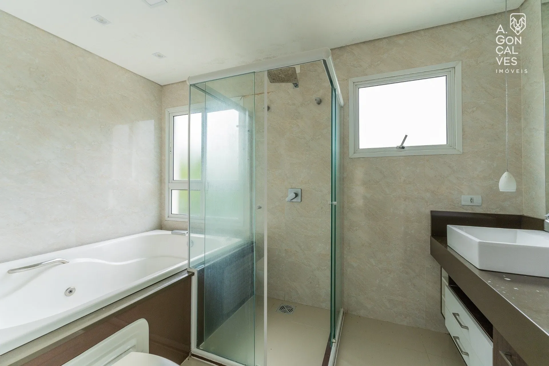 Furnished 4-bedroom house with hot tub and 4 parking spots — photo 29