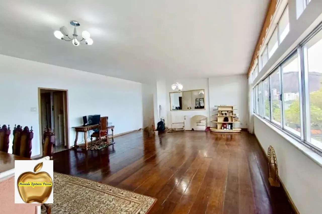 Apartment with 4 bedrooms and wood floors in the living room — photo 4