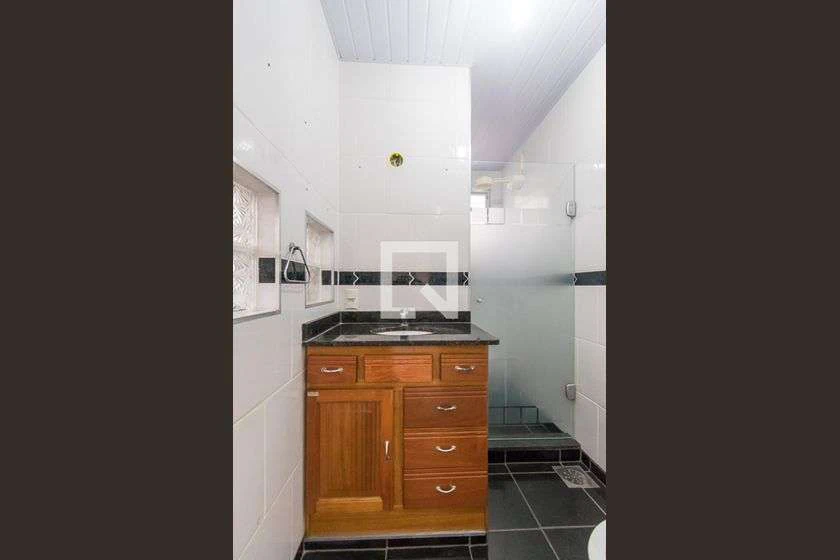 Apartamento de 1 quarto com box de vidro no banheiro — photo 6