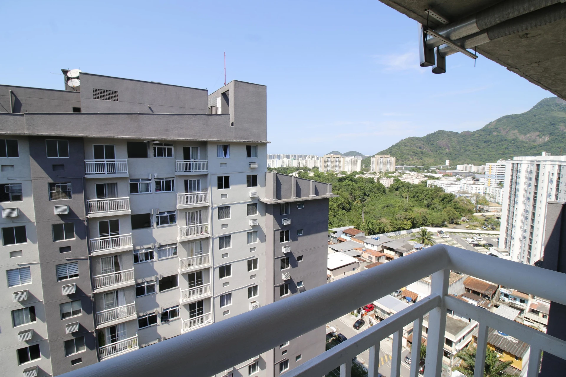 2-bedroom apartment in a building with a gym — photo 4