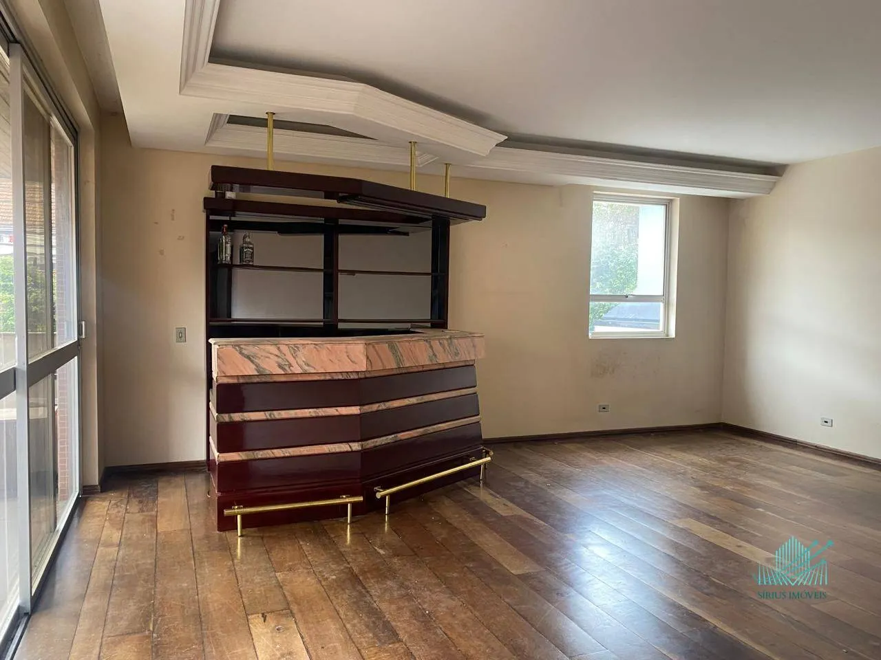 4-bedroom apartment with enclosed glass balcony — photo 12