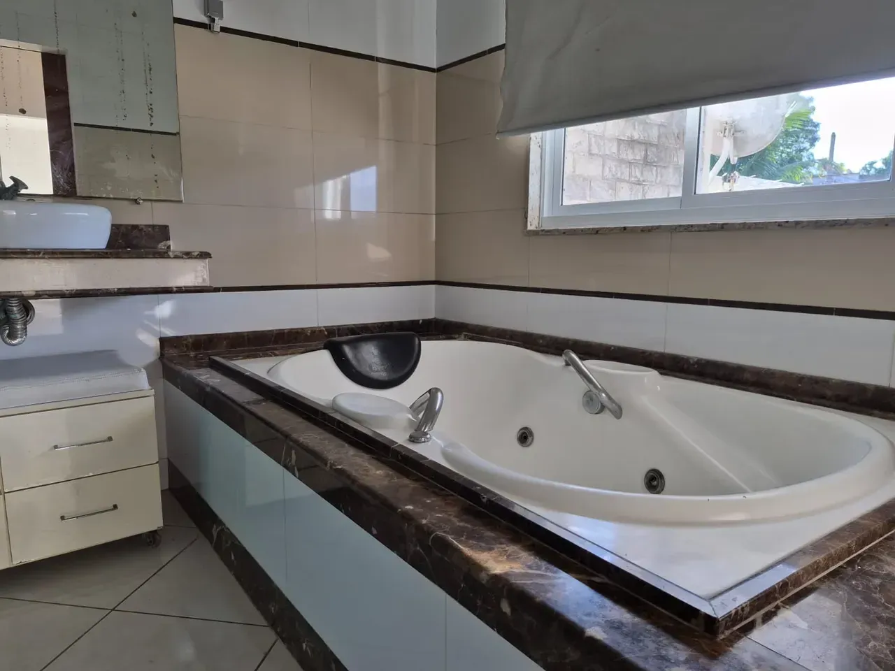 Unfurnished house with 4 bedrooms and 4 bathrooms and pool — photo 17