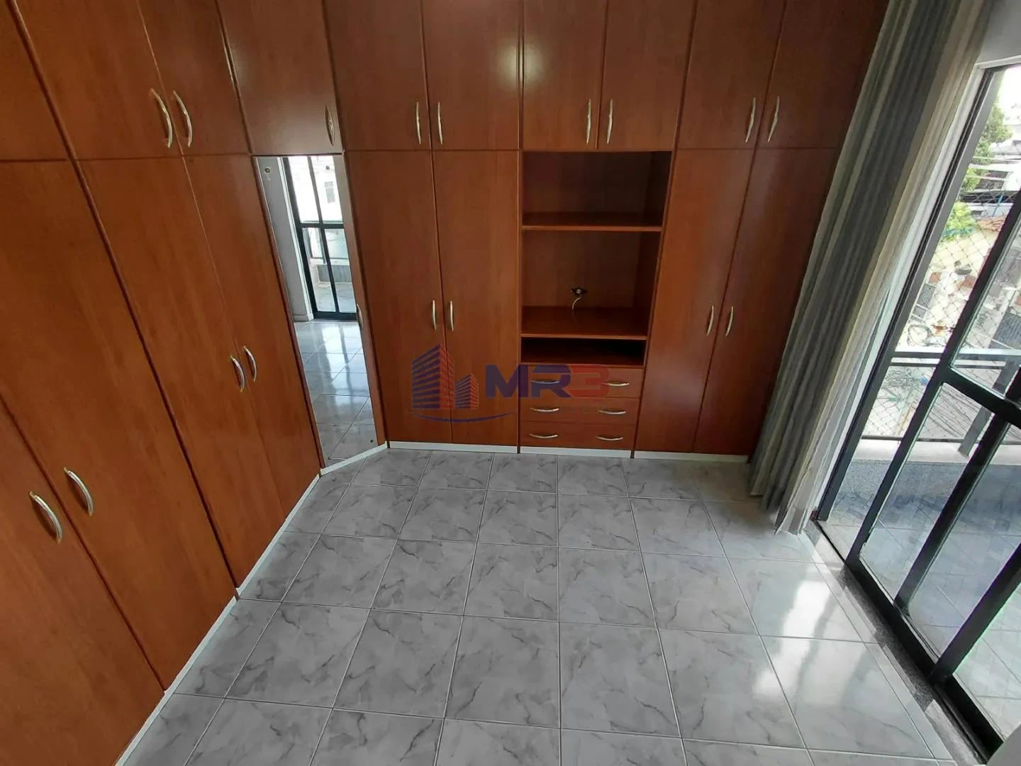 3-bedroom apartment with equipped kitchen and balcony