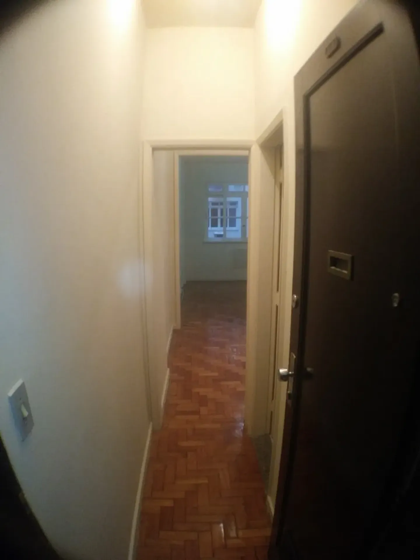 Studio on the 5th floor with wood or laminate floors — photo 9