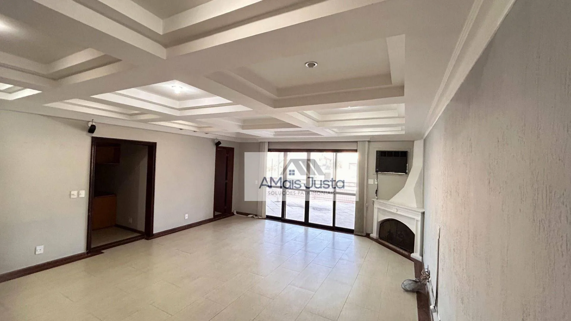 4-bedroom apartment in a building with a pool — photo 57