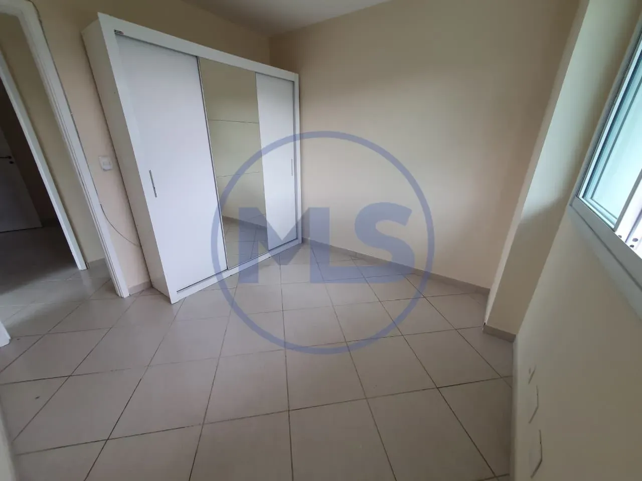 Balcony with a grill in a 3-bedroom apartment, 83 m² — photo 9