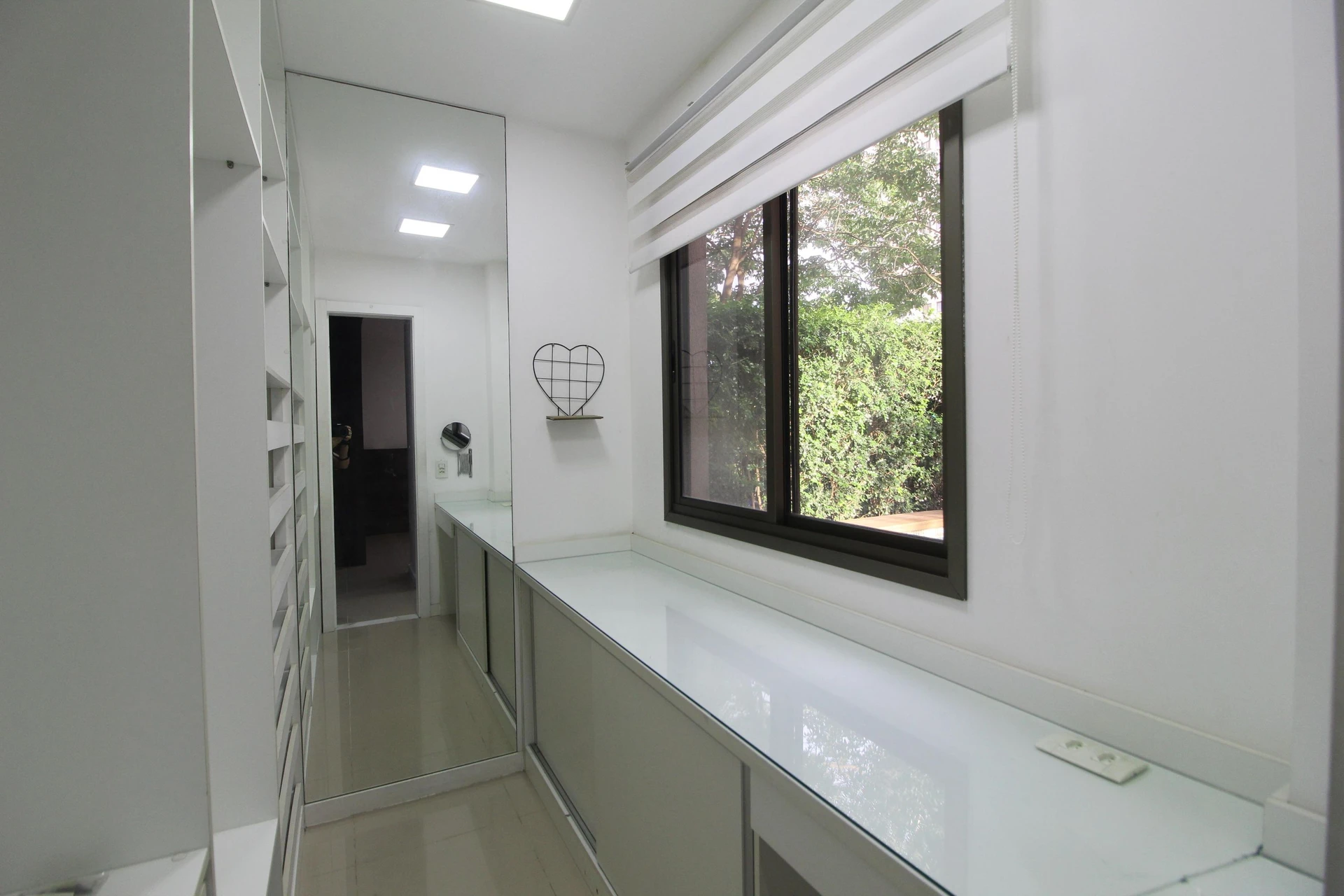 Walk-in closet in a 3-bedroom apartment, 120 m² — photo 5