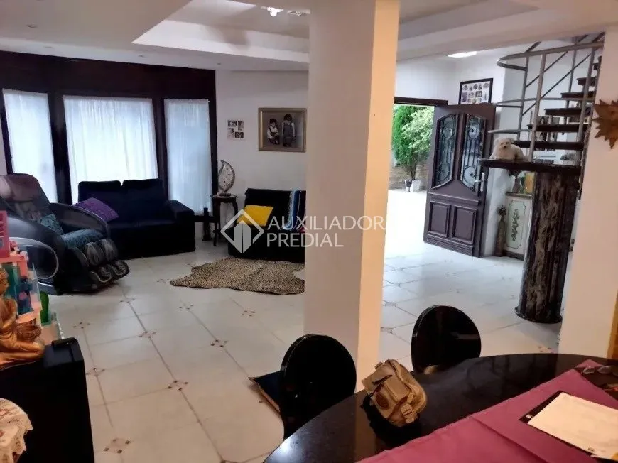 Furnished house with 5 bedrooms and 305 m²