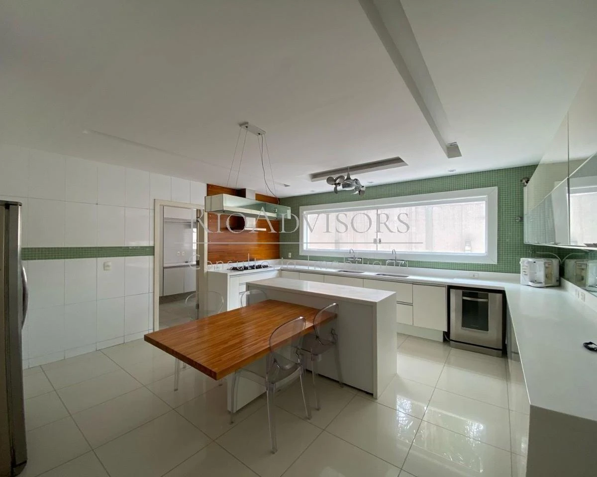 House 890 m² with 6 en-suite bedrooms and gas kitchen — photo 2