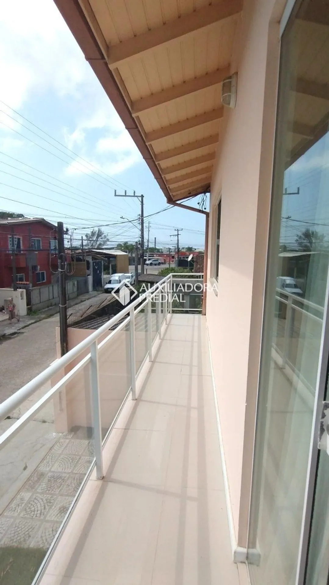 200 m² house with a bathtub and a glass-enclosed balcony — photo 12