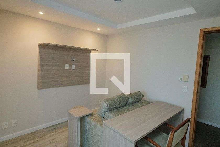 Apartamento mobiliado de 1 quarto com varanda em vidro