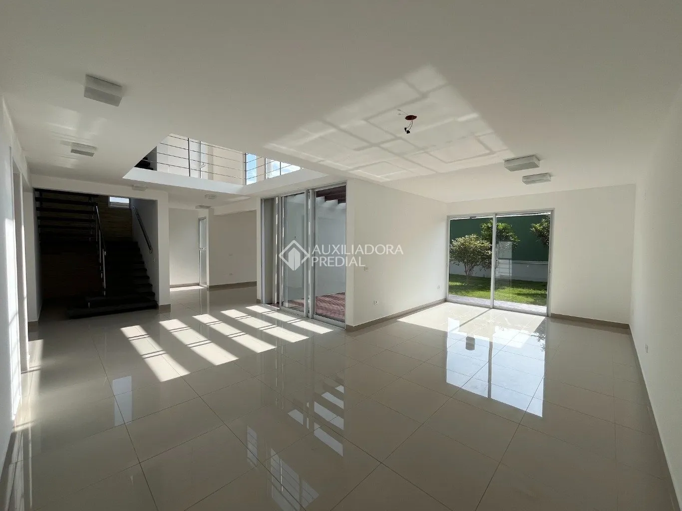 Floor-to-ceiling windows in a 3-bedroom house, 220 m² — photo 9
