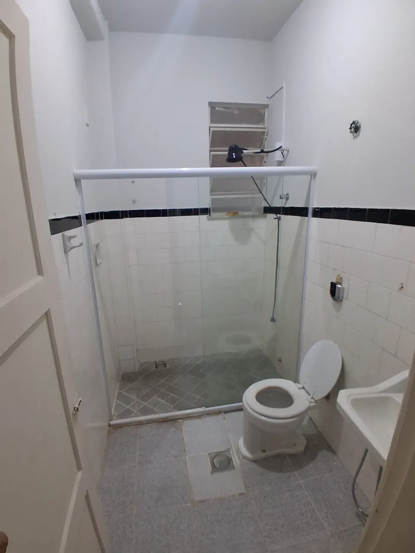 One-bedroom apartment with wood or laminate floors — photo 5