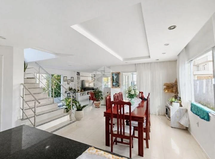 Furnished home with 4 bedrooms and open-plan kitchen — photo 5