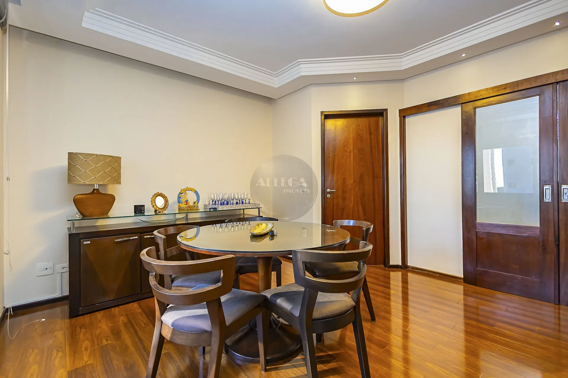 Apartamento com 4 quartos e piso de madeira na sala — photo 18
