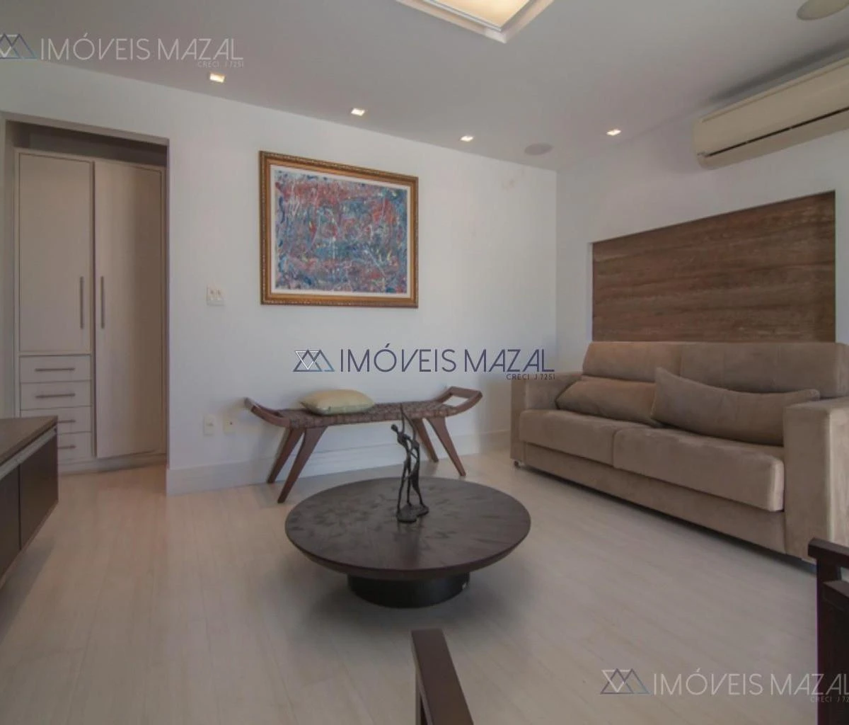 Glass-enclosed balcony in a one-bedroom apartment, 102 m² — photo 7