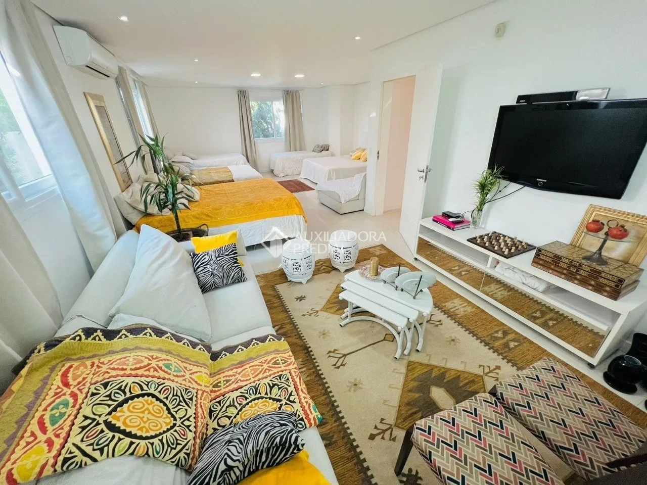 House with 6 bedrooms and an open kitchen with gas stove — photo 49