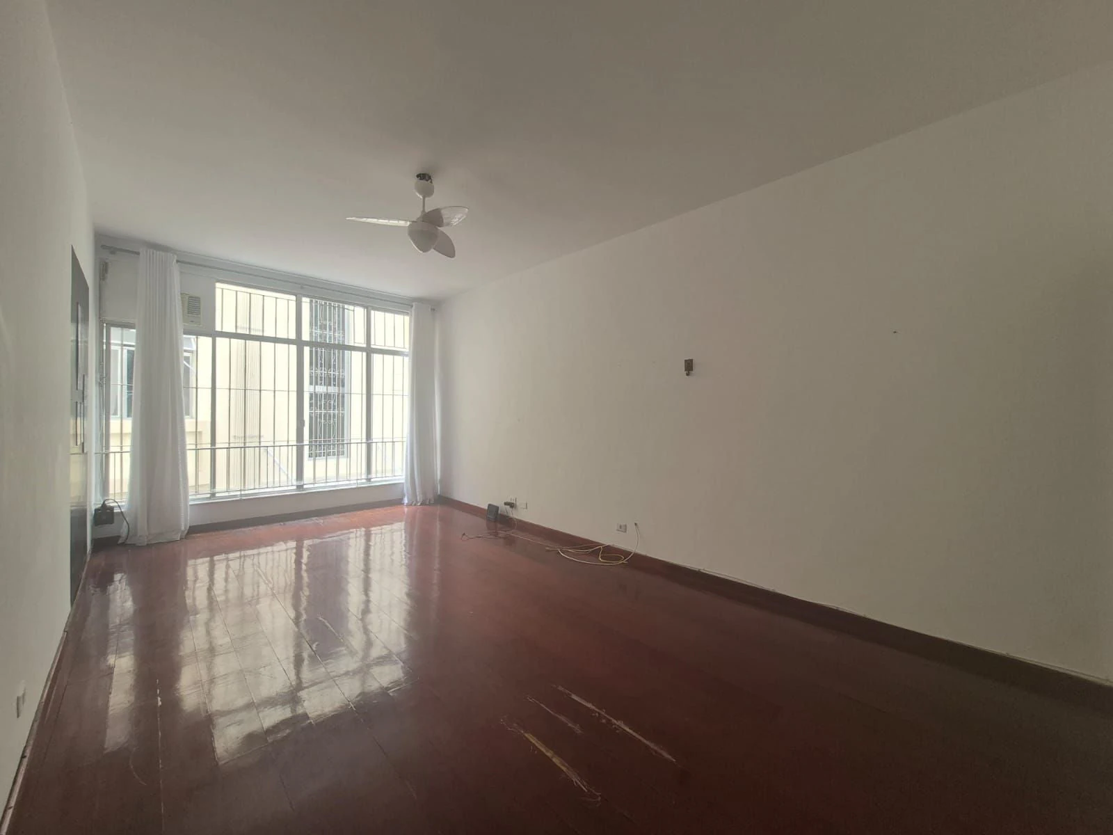 Wood or laminate floors in a 3-bedroom apartment, 100 m² — photo 11