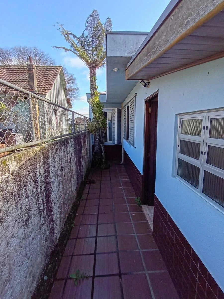 Casa com 3 quartos e 2 vagas, cozinha separada