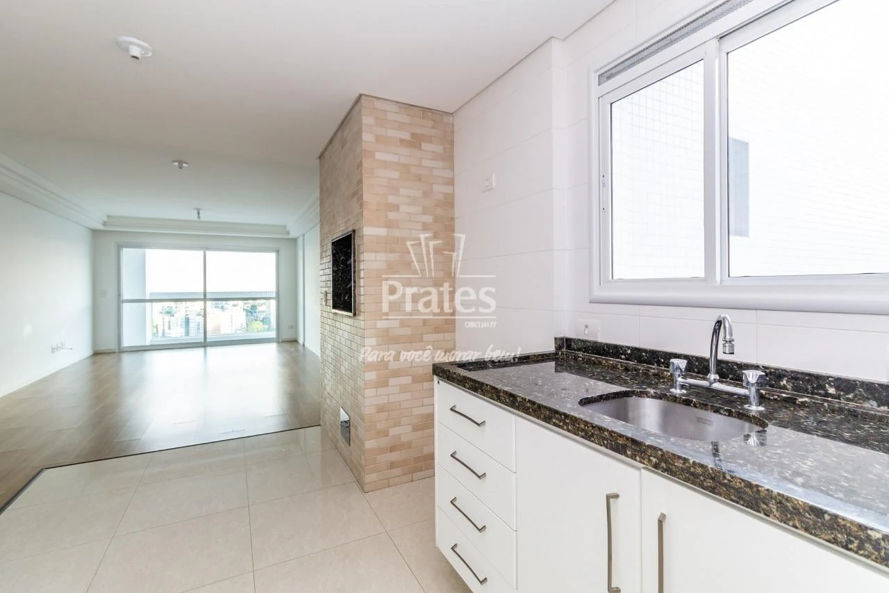 Balcony with a grill in a 2-bedroom apartment, 99 m² — photo 6