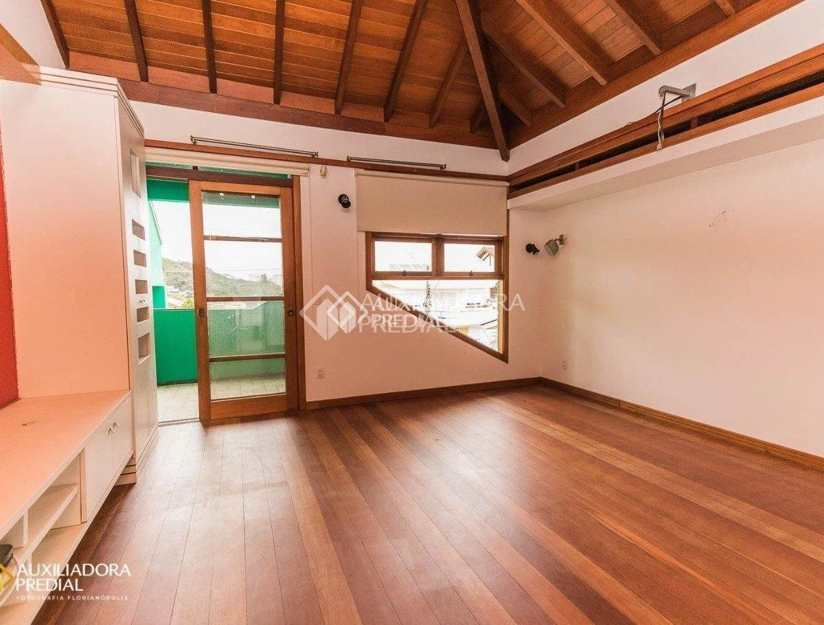 560 m² house with floor-to-ceiling windows and a home office — photo 12