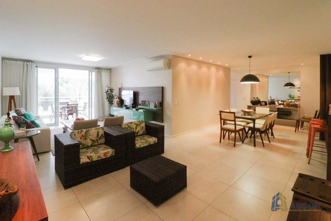 221 m² apartment with 3 en-suite bedrooms and 2 parking